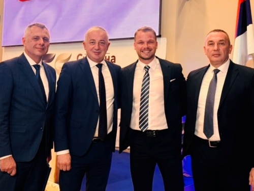 BORENOVIĆ OBJAVIO FOTOGRAFIJU POVODOM OSNIVANJA NOVOG POKRETA: 'Ukrupnjavanje, objedinjavanje, transformacija i...'