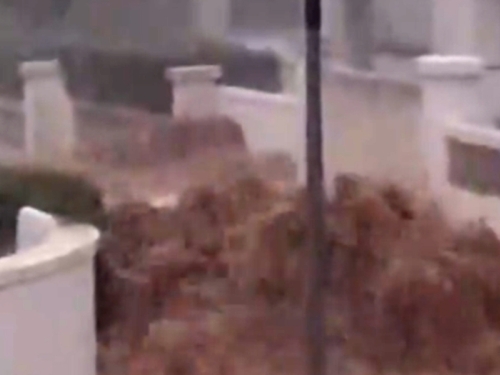 APOKALIPTIČNI PRIZORI S LICA MJESTA: Vodena bujica nosi sve pred sobom, ljudi zarobljeni u vozilima, upozorenje građanima...