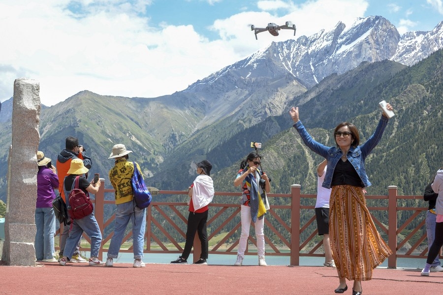 POMNO OSMIŠLJENA STRATEGIJA ZABORAVA: Peking ulaže milijarde u turizam u regiji poznatoj po logorima za Ujgure
