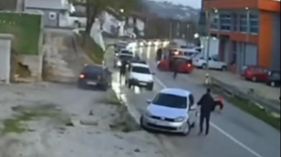 MALOLJETNIK IZAZVAO NESREĆU U KLADUŠI: Nakon toga automobilom pokušao ubiti ljude (VIDEO)