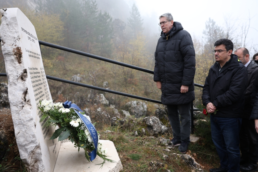 'SB' NA OBILJEŽAVANJU GODIŠNJICE ZLOČINA NA KAZANIMA: Sjećanje na nedužno ubijene građane Sarajeva (FOTO)