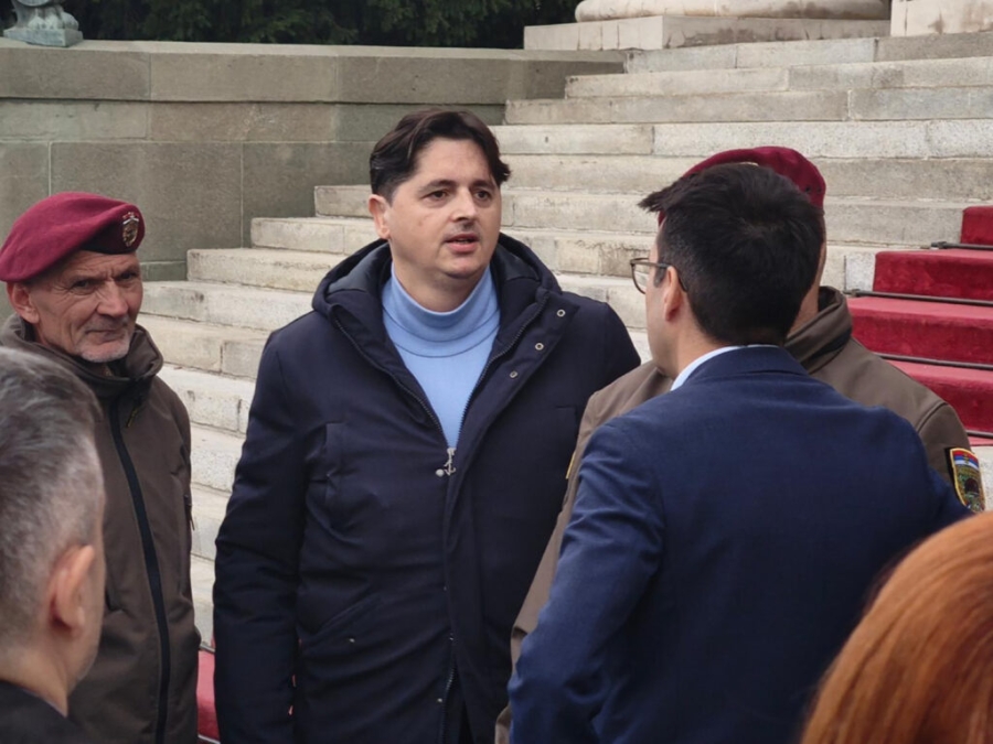 SNS-ovac ODMAH DOBIO POMOĆ: Hitna pomoć zbrinula Uglješu Mrdića ispred Skupštine, prostor nadlijetali dronovi