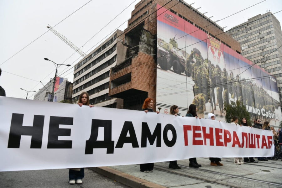 STUDENTI I GRAĐANI NAPRAVILI ŽIVI ZID OKO GENERALŠTABA: 'Preko ove crvene linije se ne prelazi'