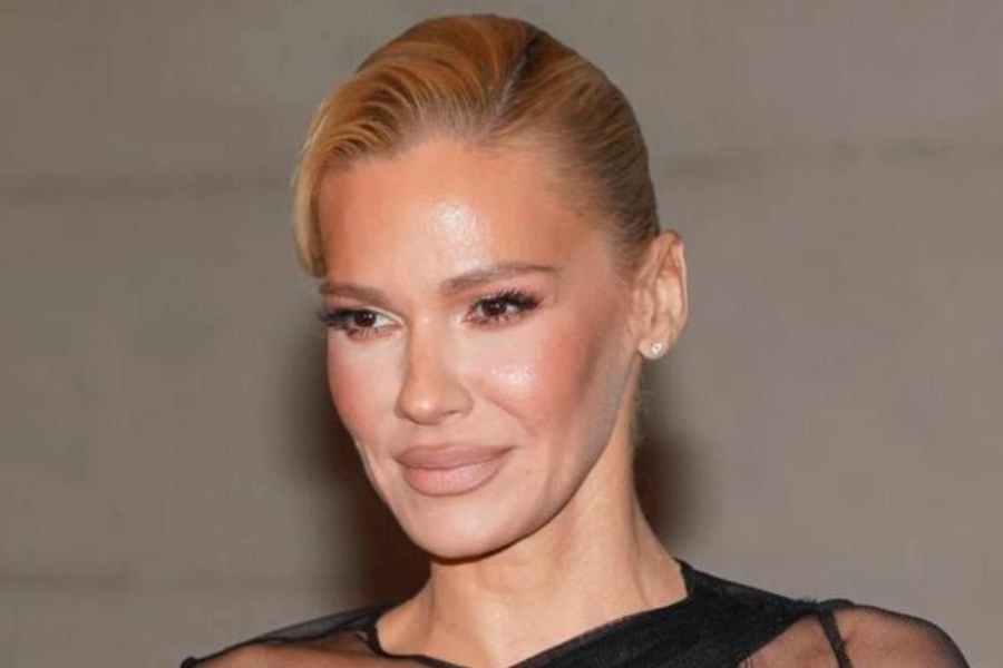 NATAŠA BEKVALAC ZAPALILA DRUŠTVENE MREŽE: Objavila slike u svilenom bademantilu, zagolicala maštu pratilaca (FOTO)