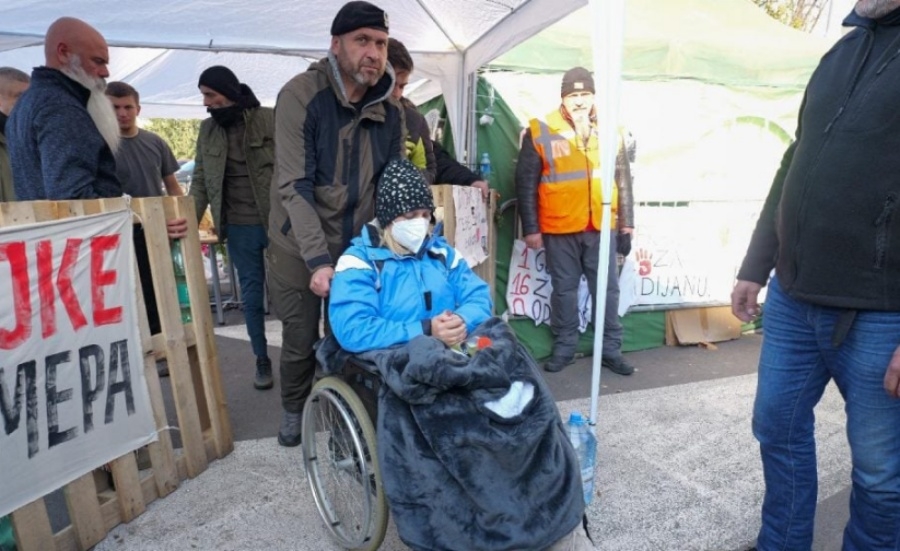 FOTOGRAFIJA DOSTA GOVORI: Dijana Hrka odvezena u bolnicu, građani zabrinuti za njeno zdravlje (VIDEO)