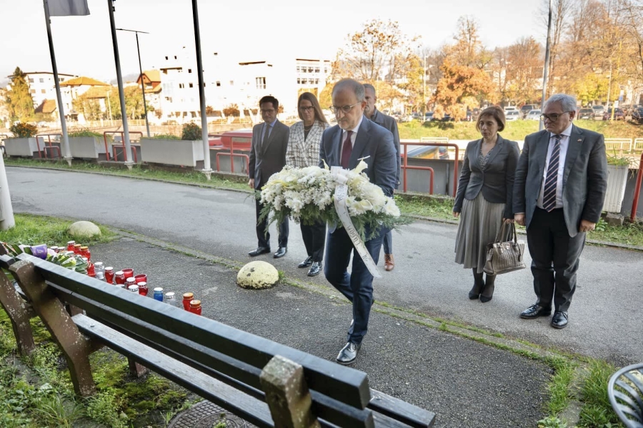 SORECA I AMBASADORI DRŽAVA ČLANICA EU U TUZLI: Posjeta počela odavanjem počasti žrtvama nedavnog požara u Domu penzionera