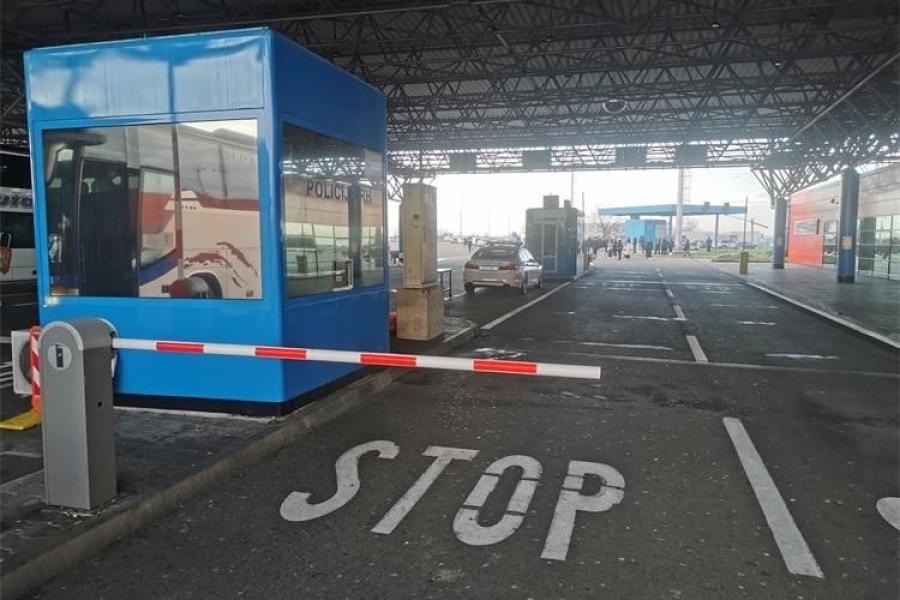 BROJNI GRAĐANI SVJEDOČE DUGIM REDOVIMA ZA ULAZAK U EU: Svaki puta nužno izaći iz automobila, fotografisati se...