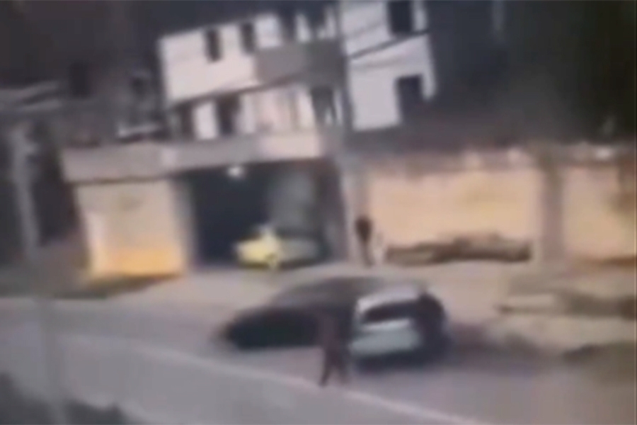 OTAC I SIN U VELIKOJ KLADUŠI NAPRAVILI HAOS: Otkriven identitet vozača koji je nakon saobraćajne nesreće izašao iz vozila da se...