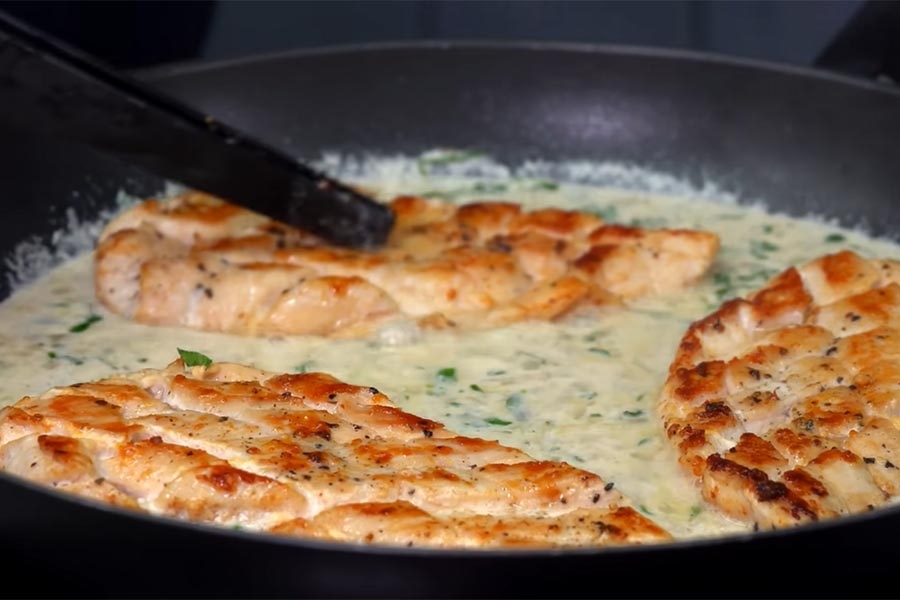 MIRISI I OKUSI KOJIMA NE MOŽETE ODOLJETI: Danas za ručak pravimo piletinu u umaku od bijelog luka… (VIDEO)