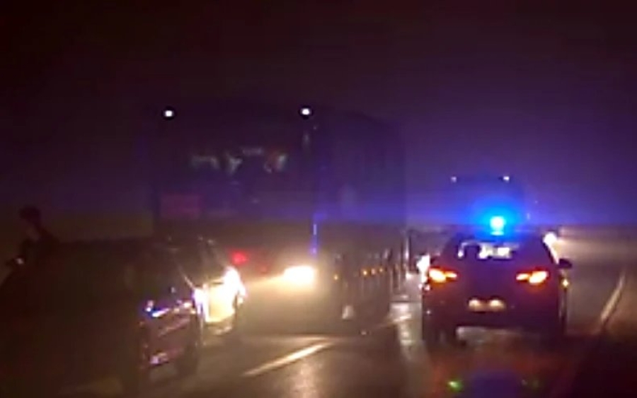 TEŽAK SUDAR AUTOMOBILA I AUTOBUSA: Poginuo 21-godišnji mladić, tri putnika iz autobusa povrijeđena