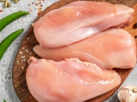 POČESTO IDE NA ŽIVCE U KUHINJI: Znate li šta je ona bijela žilica u piletini i kako je najlakše ukloniti?