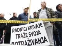 'SB' NA LICU MJESTA: Bivši radnici Krivaje iz Zavidovića došli pred zgradu Vlade Federacije (FOTO)