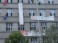 VUČIĆEVI LJUDI NE PREŽU OD BILO ČEGA: Maskirani 'kapuljaši' iz 'Ćacilenda' nasilno poskidali transparente sa Pete gimnazije, dok su djeca bili u zgradi