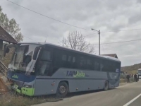 UDARIO U OGRADU: Autobus sa Vučićevim pristalicama sletio s puta