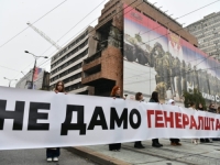 STUDENTI I GRAĐANI NAPRAVILI ŽIVI ZID OKO GENERALŠTABA: 'Preko ove crvene linije se ne prelazi'