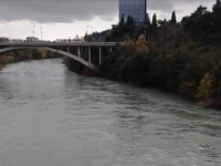 NEVJEROVATNO HRABAR POTEZ: Mladić (23) skočio u nabujalu rijeku da bi spasio ženu - dobit će medalju za hrabrost