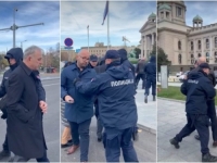 OPŠTA TUČA ISPRED SKUPŠTINE SRBIJE: Opozicija i 'stanovnici Ćacilenda' u klinču, uklonjen šator ispred stepeništa (VIDEO)