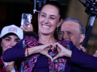 NEZAPAMĆEN SIGURNOSNI PROPUST: Muškarac neprimjereno dodirivao predsjednicu Meksika na ulici...(VIDEO)