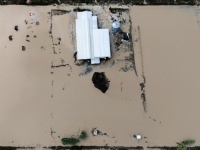 STRAVIČNE SCENE: Poplave nose sve pred sobom, najmanje jedna osoba poginula