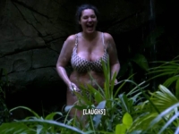 RASKOŠNIM ADUTIMA UŽARILA EKRAN: Žena sa vrhunskim tijelom se tušira u džungli (FOTO)