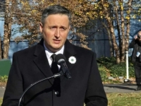 DENIS BEĆIROVIĆ U NEW YORKU NA OTKRIVANJU SPOMENIKA 'CVIJET SREBRENICE': 'Ovo je putokaz novim generacijama da se educiraju i ne dozvole širenje ideologija i politika koje vode do genocida'