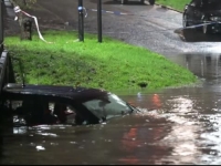 VELIKA BRITANIJA I IRSKA NA UDARU SNAŽNE OLUJE: Hiljade kuća bez struje, poplave nose sve pred sobom, ali prizor uz obale Dublina je sve ostavio bez teksta (VIDEO)