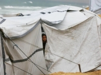 GAZA NA IVICI PREŽIVLJAVANJA: Palestinske porodice smrzavaju se u poplavljenim šatorima