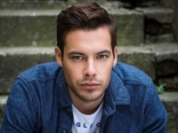 GLUMAC IZ SRBIJE POBJESNIO NA ĆACIJE: 'Ženi poginuo sin, a vi joj tu pjesmu pjevate'