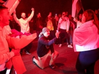 DANIS JE ZAPROSIO DŽEJLU: Prsten i dugi zagrljaj mladih Pazaraca na 'Mostu slobode'  u Novom Sadu uz suze i vatromet