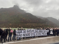 NAVIJAČI ZRINJSKOG ZAUSTAVLJENI NA ULAZU U SARAJEVO: Istakli su provokativan transparent