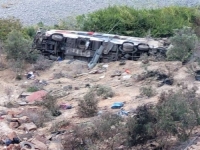 JEZIVI PRIZORI S LICA MJESTA: Najmanje 37 mrtvih u padu autobusa u provaliju, među poginulima...