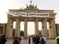 'NIKAD VIŠE GENOCID, SLOBODA ZA PALESTINU': Aktivisti se popeli na Brandenburšku kapiju, reagirala policija (VIDEO)