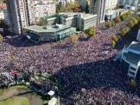 DESETINE HILJADA LJUDI KOD ŽELJEZNIČKE STANICE U NOVOM SADU: 16 minuta tišine za 16 nastradalih (FOTO, VIDEO)