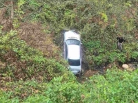 IZGUBIO NADZOR NAD VOZILOM: Automobil sletio u provaliju duboku 20 metara