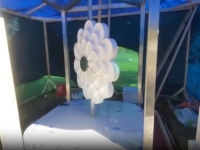 KONAČNO JE UGLEDAO SVJETLO DANA: Ovako izgleda Cvijet Srebrenice ispred UN-a (VIDEO)