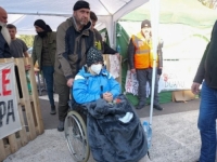 FOTOGRAFIJA DOSTA GOVORI: Dijana Hrka odvezena u bolnicu, građani zabrinuti za njeno zdravlje (VIDEO)