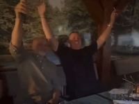 NASER I ĐOKA, DVA PORATNA DRUGA: Pogledajte kako se Orić i Ždrale opuštaju uz pjesmu 'RAMO, RAMO, DRUŽE MOJ'! (VIDEO)