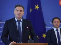 SMAJIĆ NOVIM PODACIMA OTKRIO RAZMJERE DISKRIMINACIJE: 'Od dolaska Trojke na vlast na rukovodeća mjesta u državnoj službi primljena su 24 Srbina, 15 Hrvata i 11 Bošnjaka!'