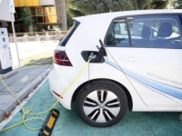 IZDVOJENO VIŠE OD 15 MILIONA POTICAJA: Za kupovinu električnog automobila bespovratno do 7.200 eura