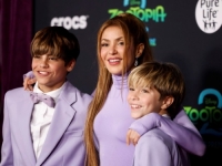ODUŠEVILI SU SVE: Shakira pozirala sa sinovima na premijeri filma, modno su se uskladili