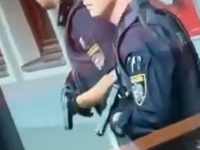 DRAMA U VOZU: Prijetio da će uzeti taoce, a onda su uletjeli specijalci...