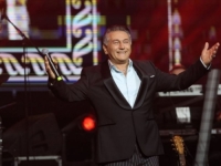 VRLO EMOTIVAN TRENUTAK: Halid Muslimović rasplakao Beograđane, na koncertu zapjevao pjesme pokojnih kolega