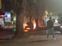 U TUZLI ZAPALJEN SKUPOCJENI AUTOMOBIL: Vatra je zahvatila i vozilo koje je bilo...