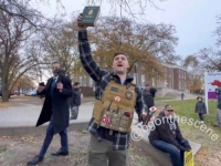 SRAMOTA ZA AMERIKU: Kandidat za Senat pokušao javno spaliti Kur'an pa nastao haos (VIDEO)