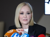 SVE JE KAO NEKADA, A TU JE JOŠ I VEZA S NJEGOVIM SINOM: Jelena Rozga uživa pjevati u pratnji svog svekra na klaviru