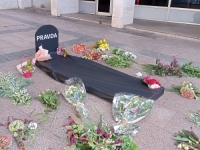 ISPRED PRAVOSUDNIH INSTITUCIJA: Performans 'sahrana pravde'