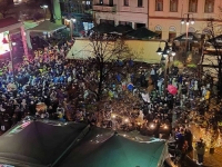 NEVJEROVATNI PRIZORI: Više od 3.000 građana okupilo se sinoć po hladnoći i kiši...