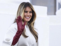 SEZONA PRAZNIČNE ELEGANCIJE POČELA: Melania Trump u bijelom kaputu, bordo rukavicama, a tek cipele... (FOTO)