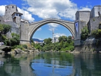 DRAMA U MOSTARU: Muškarac pokušao skočiti sa Starog mosta, smješten je u...