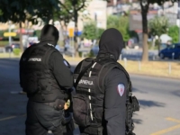 UŽAS U BOSANSKOJ GRADIŠICI:  Objavio snimak kako udara muškarca u glavu, pa onda...